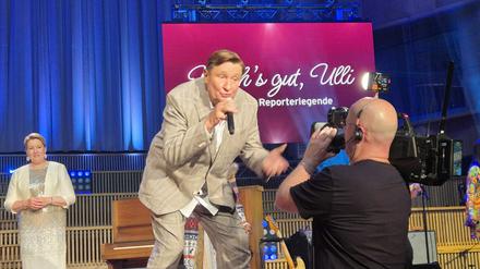 Ulli Zelle gibt alles auf der Bühne im großen Sendesaal des RBB.