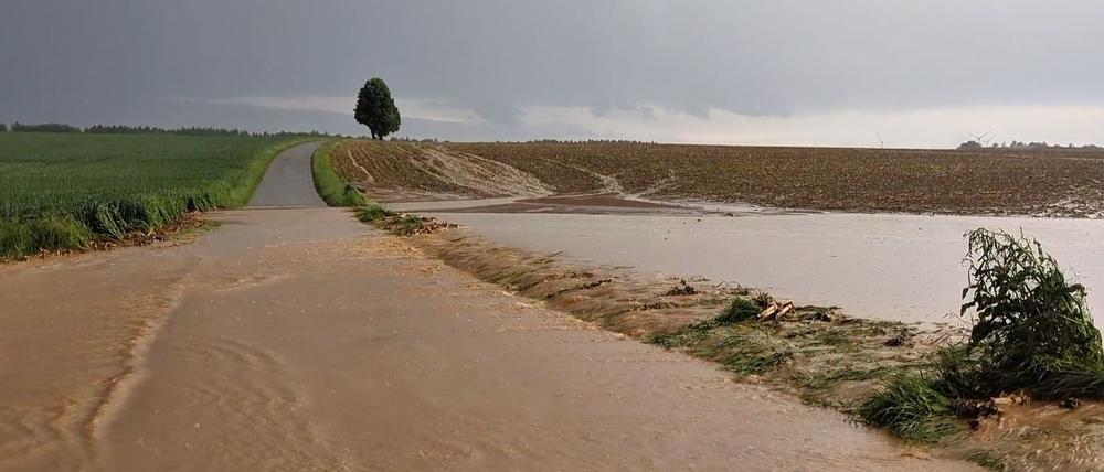 Im ganzen Land sind Einsatzkräfte wegen der Unwetter ausgerückt.