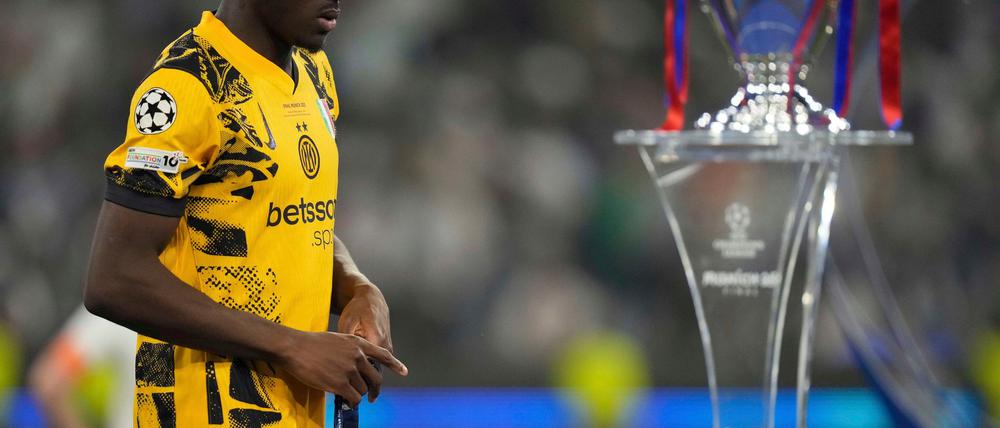 Kein Pokal und verletzt: Ein gebrauchter Tag für Yann Aurel Bisseck.
