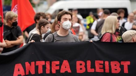 Mehrere hundert Menschen stellen sich in Berlin erneut gegen einen Aufzug von Rechtsextremen. 