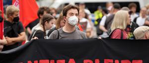 Mehrere hundert Menschen stellen sich in Berlin erneut gegen einen Aufzug von Rechtsextremen. 