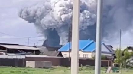 Rauch steigt nach einem Drohnenangriff auf einen Militärstützpunkt in der Region Irkutsk in Russland auf.