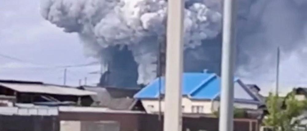 Rauch steigt nach einem Drohnenangriff auf einen Militärstützpunkt in der Region Irkutsk in Russland auf.