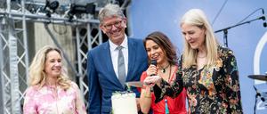 Marion Ackermann, Präsidentin der Stiftung Preußischer Kulturbesitz (SPK), schneidet beim Festakt zum 200. Jubiläum der Museumsinsel neben Wolfram Weimer, Staatsminister für Kultur und Medien, der Moderatorin und Sarah Wedl-Wilson (parteilos,l
