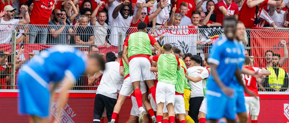 Die Spieler von Havelse bejubeln die Führung.