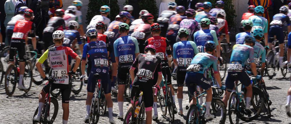 Papst Leo XIV. segnet das Giro-Peloton.