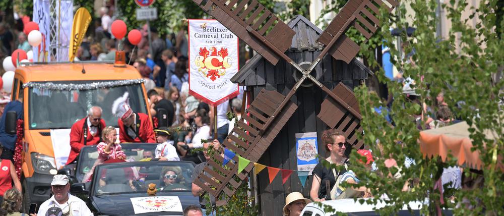 Der Höhepunkt des Spargelfestes ist der traditionelle Umzug. 