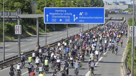 Radler auf der Berliner Stadtautobahn