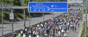 Radler auf der Berliner Stadtautobahn