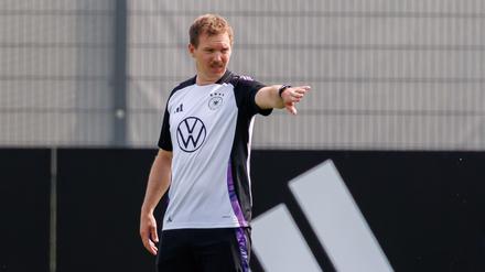 Julian Nagelsmann in Aktion beim Training in Herzogenaurach.