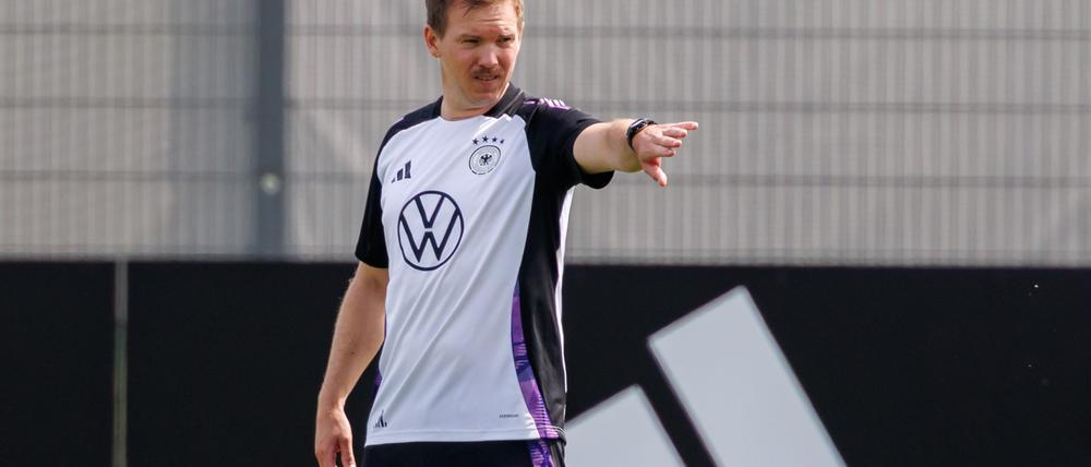 Julian Nagelsmann in Aktion beim Training in Herzogenaurach.