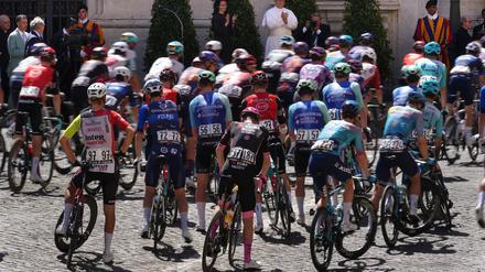 Papst Leo XIV. segnet das Giro-Peloton.