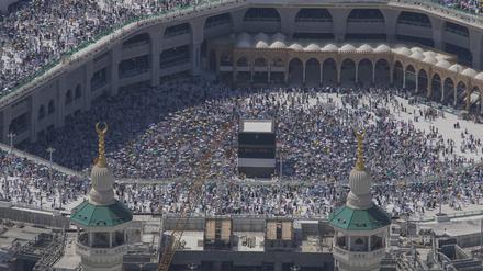 Muslimische Pilger umrunden die Kaaba, das kubische Gebäude der Großen Moschee, während der jährlichen Hadsch-Pilgerfahrt. 