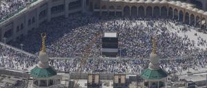Muslimische Pilger umrunden die Kaaba, das kubische Gebäude der Großen Moschee, während der jährlichen Hadsch-Pilgerfahrt.