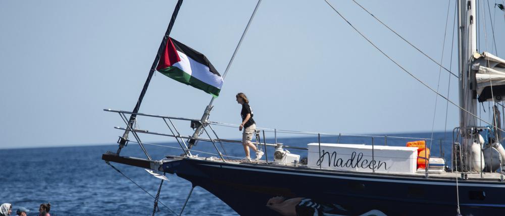 Aktivisten der Freedom Flotilla Coalition gehen an Bord des Bootes Madleen, bevor sie vom sizilianischen Hafen Catania in Richtung Gaza auslaufen. 