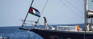 Aktivisten der Freedom Flotilla Coalition gehen an Bord des Bootes Madleen, bevor sie vom sizilianischen Hafen Catania in Richtung Gaza auslaufen. 