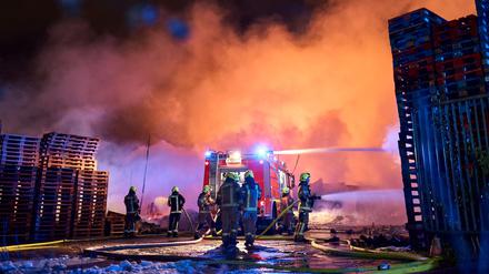 Der Großbrand beschäftigte rund 225 Einsatzkräfte der Feuerwehr.