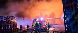 Der Großbrand beschäftigte rund 225 Einsatzkräfte der Feuerwehr.