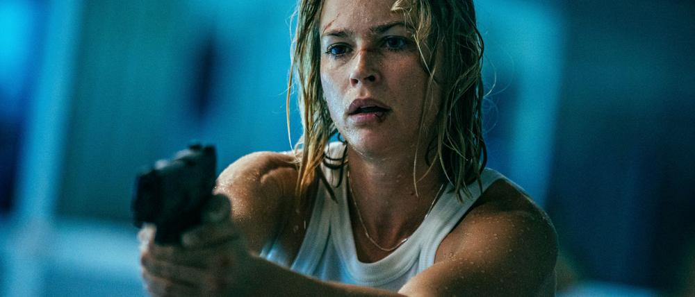 Gibt in „Exterritorial“ alles: Jeanne Goursaud spielt die Ex-Elitesoldatin Sara Wulf, die um ihren Sohn kämpft. (Foto: Netflix)