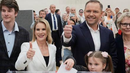 Der rechtskonservative polnische Präsidentschaftskandidat Karol Nawrocki mit seiner Familie bei der Stimmabgabe. (Foto aktuell)