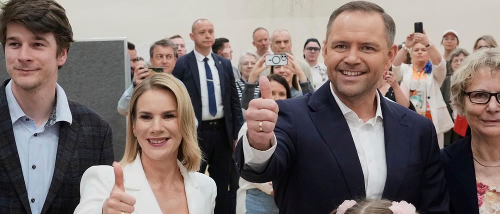 Der rechtskonservative polnische Präsidentschaftskandidat Karol Nawrocki mit seiner Familie bei der Stimmabgabe. (Foto aktuell)