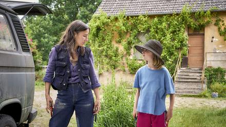 Zu Beginn ist jede Begegnung zwischen Anne (Meret Becker, l) und ihrer Enkelin Tilda (Luise Landau) ein Duell.