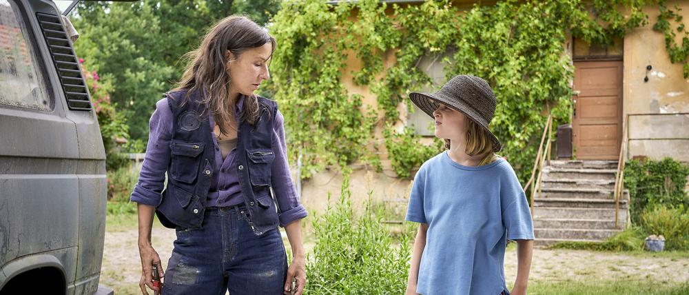 Zu Beginn ist jede Begegnung zwischen Anne (Meret Becker, l) und ihrer Enkelin Tilda (Luise Landau) ein Duell.