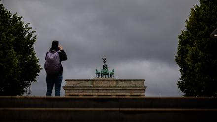 Dunkle Wolken und teils starke Gewitter erwarten die Menschen in der Hauptstadtregion am Montag. (Archivbild)