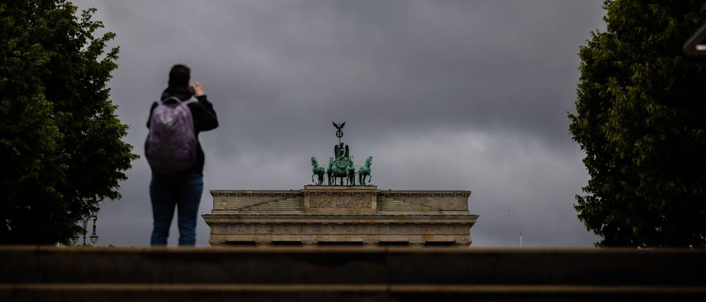 Dunkle Wolken und teils starke Gewitter erwarten die Menschen in der Hauptstadtregion am Montag. (Archivbild)