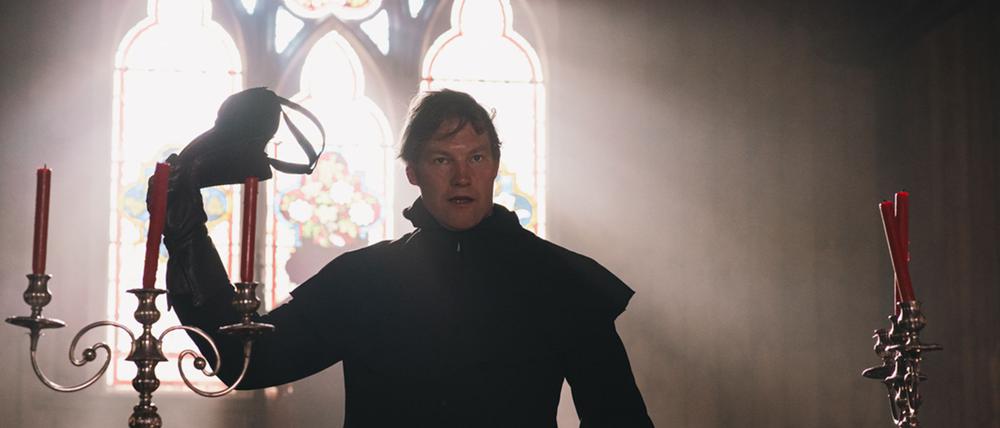 Barry John Kinsella spielt in der britischen Serie „Video Nasty“ (sechs Folgen jetzt in der ARD-Mediathek) einen Geistlichen.