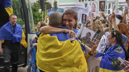 Ukraine, Tschernihiw: Eine Frau umarmt einen Soldaten, der im Rahmen eines Kriegsgefangenenaustauschs zwischen Russland und der Ukraine am 25. Mai 2025 in der Region Tschernihiw aus der Gefangenschaft zurückgekehrt ist.