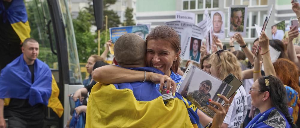 Ukraine, Tschernihiw: Eine Frau umarmt einen Soldaten, der im Rahmen eines Kriegsgefangenenaustauschs zwischen Russland und der Ukraine am 25. Mai 2025 in der Region Tschernihiw aus der Gefangenschaft zurückgekehrt ist.