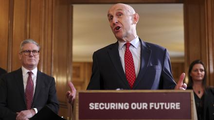 Der britische Verteidigungsminister John Healey (M.) und Premierminister Keir Starmer (l.)