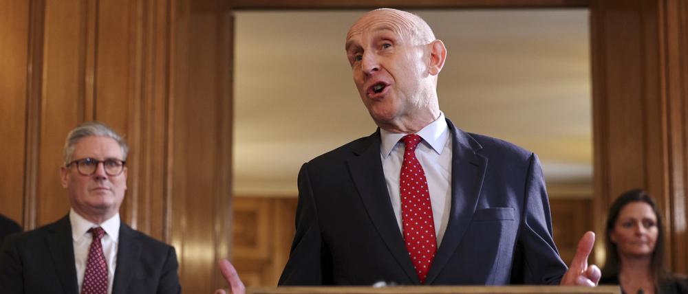 Der britische Verteidigungsminister John Healey (M.) und Premierminister Keir Starmer (l.)