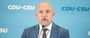 Alexander Hoffmann, stellvertretender Fraktionsvorsitzender der CDU/CSU im Bundestag und Vorsitzender der CSU-Landesgruppe, spricht während eines Statements vor den Fraktionssitzungen (Archivbild).