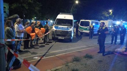 Aktivisten der Neuen Generation stehen vor der Springer-Druckerei Polizisten gegenüber.