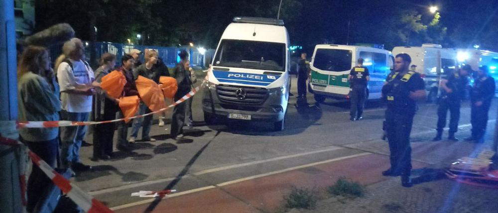 Aktivisten der Neuen Generation stehen vor der Springer-Druckerei Polizisten gegenüber.