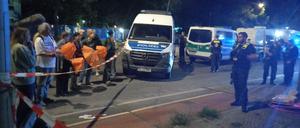 Aktivisten der Neuen Generation stehen vor der Springer-Druckerei Polizisten gegenüber.