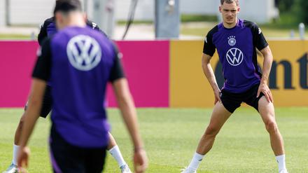 Der Ablöse-Poker um Florian Wirtz (r) hält an.