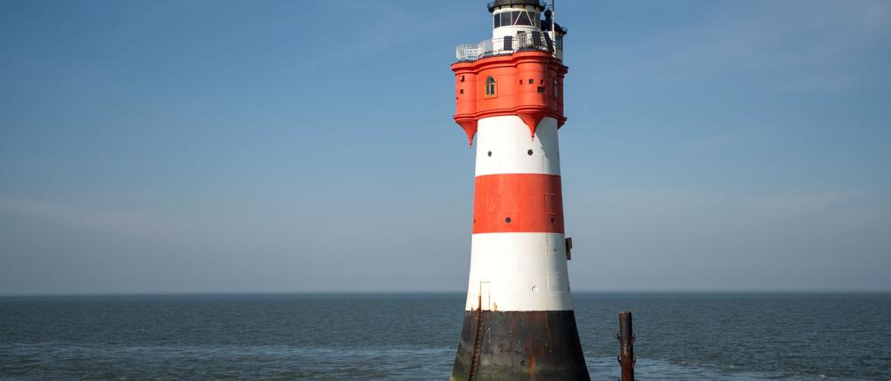 Der Leuchtturm „Roter Sand“ steht in der Nordsee vor Bremerhaven. (Archivbild)
