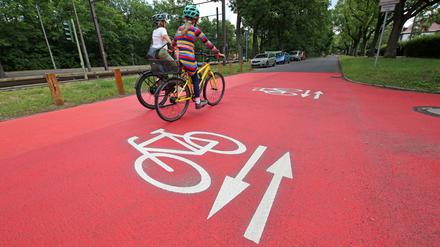 Fahrradstraße Kleine Heinrich-Mann-Allee zwischen Kunersdorfer und Drevesstraße verlängert, neu beschildert und farblich markiert, Vorfahrtsregelungen geändert