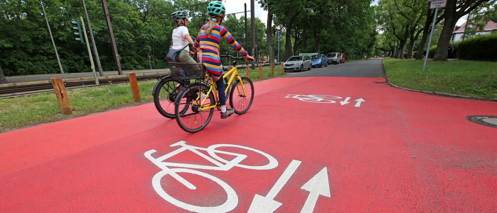 Fahrradstraße Kleine Heinrich-Mann-Allee zwischen Kunersdorfer und Drevesstraße verlängert, neu beschildert und farblich markiert, Vorfahrtsregelungen geändert