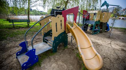  09.04.2024, Mecklenburg-Vorpommern, Penzlin: Ein leerer Spielplatz am Großen Stadtsee.