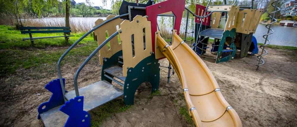  09.04.2024, Mecklenburg-Vorpommern, Penzlin: Ein leerer Spielplatz am Großen Stadtsee.