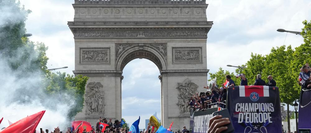 Nach der Siegesfeier des PSG in Paris kommt es erneut zu Ausschreitungen.