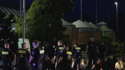 Die Polizei verhindert eine Blockadeaktion vor einer Druckerei in Berlin-Spandau.