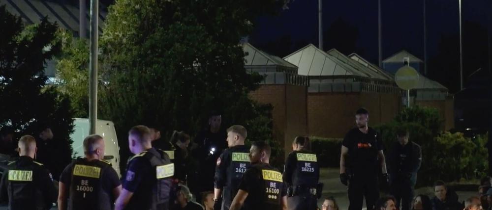 Die Polizei verhindert eine Blockadeaktion vor einer Druckerei in Berlin-Spandau.