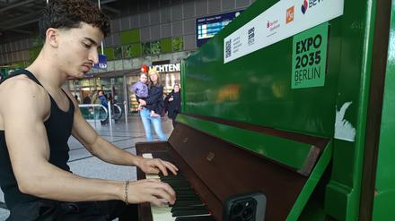 Der Lichtenberger Pavel Abi spielt das Bahnhofsklavier im Bahnhof Lichtenberg.