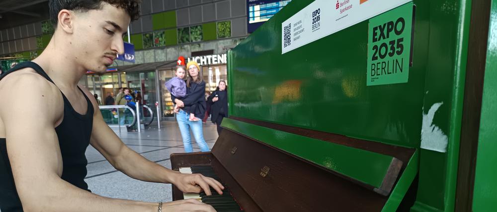 Der Lichtenberger Pavel Abi spielt das Bahnhofsklavier im Bahnhof Lichtenberg.
