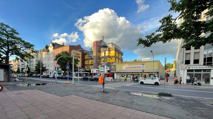 Blick vom Metzer Platz auf den Zebrastreifen. Die neue Ampel entsteht weiter rechts, damit eine Wegeverbindung zur Fußgängergasse entsteht.